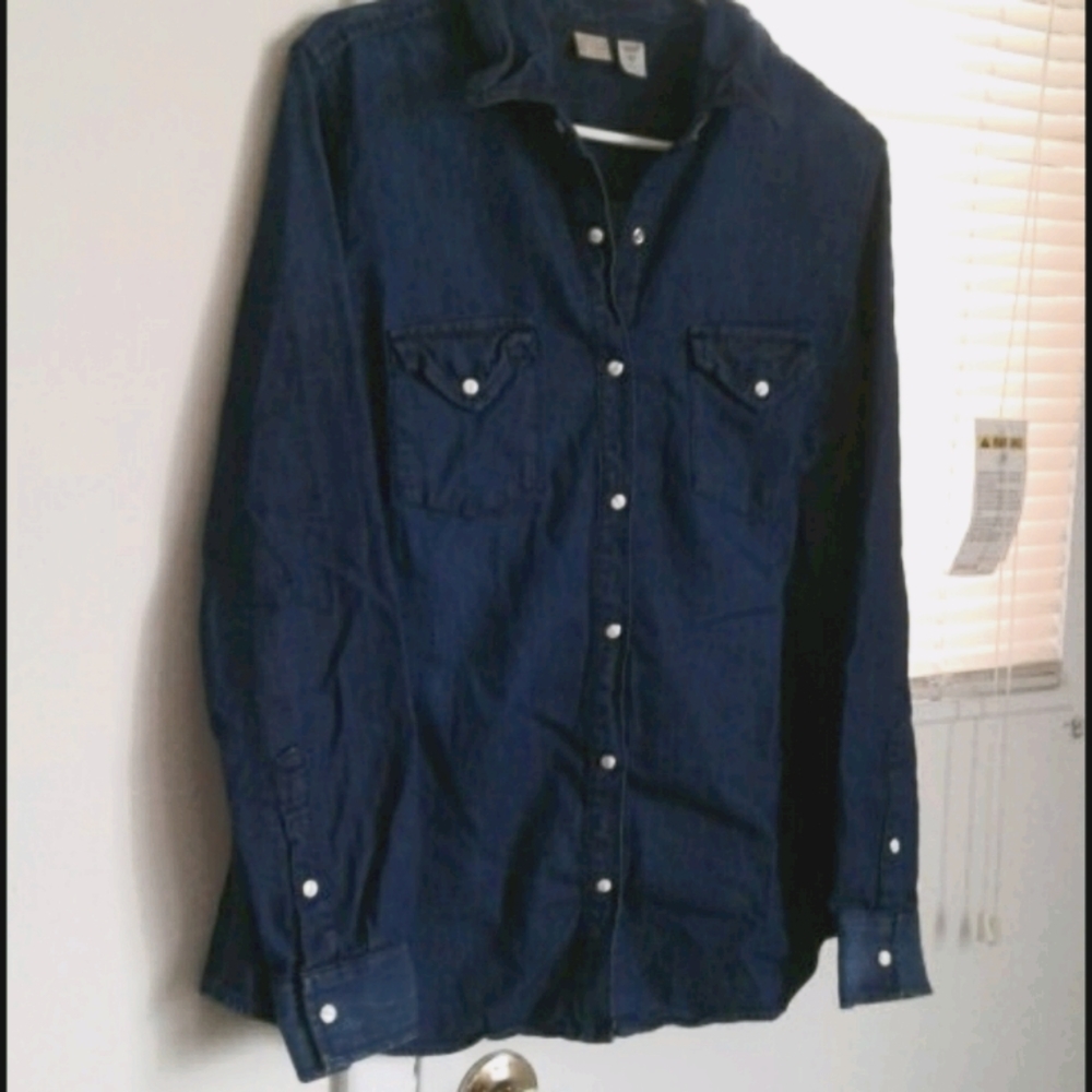 Womens/Juniors denim collar marble snap button top